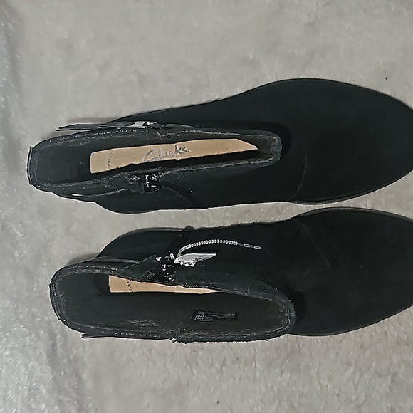 CLARKS CALLA Collection Mid Black Sueded Women Boots Size 7W Ultimate Comfort - Picture 3 of 10